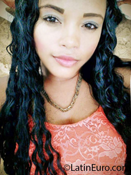 Date this fun Dominican Republic girl Naikey from Santo Domingo DO25700