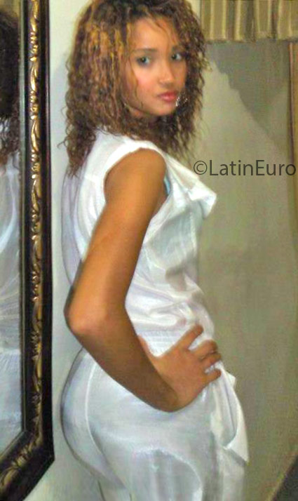 Date this sensual Dominican Republic girl Esthefanie from Santo Domingo DO25730