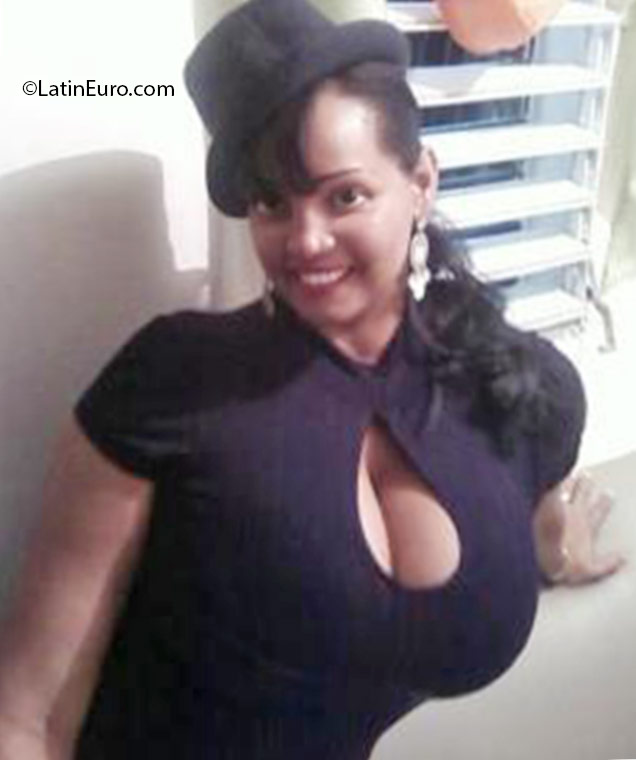 Date this hard body Dominican Republic girl Aida from Santiago DO25842