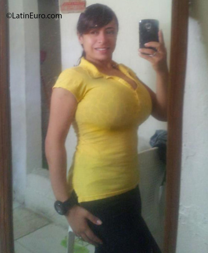 Date this hot Dominican Republic girl Yessenia from Santiago DO25850