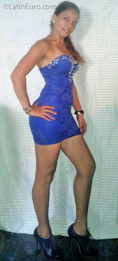 Date this gorgeous Dominican Republic girl Yokira from Santo Domingo DO25860
