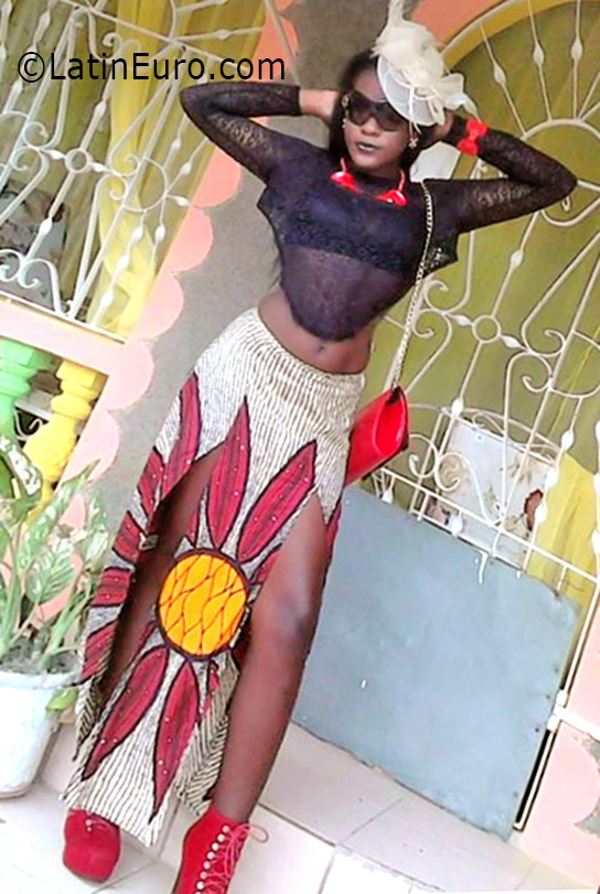 Date this foxy Jamaica girl Warela from Kingston JM2328