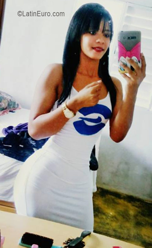 Date this foxy Dominican Republic girl Carolin from Santo Domingo DO26153