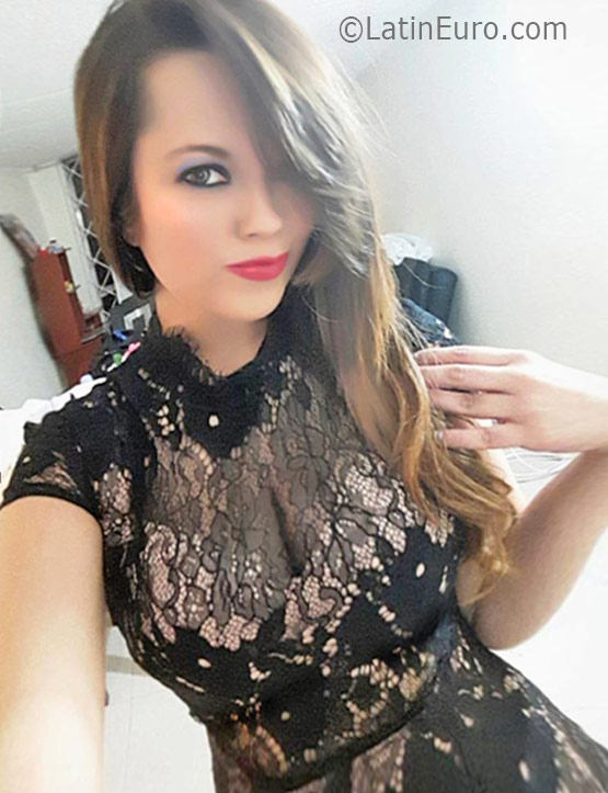 Date this attractive Colombia girl Sarylin from Bogota CO19147