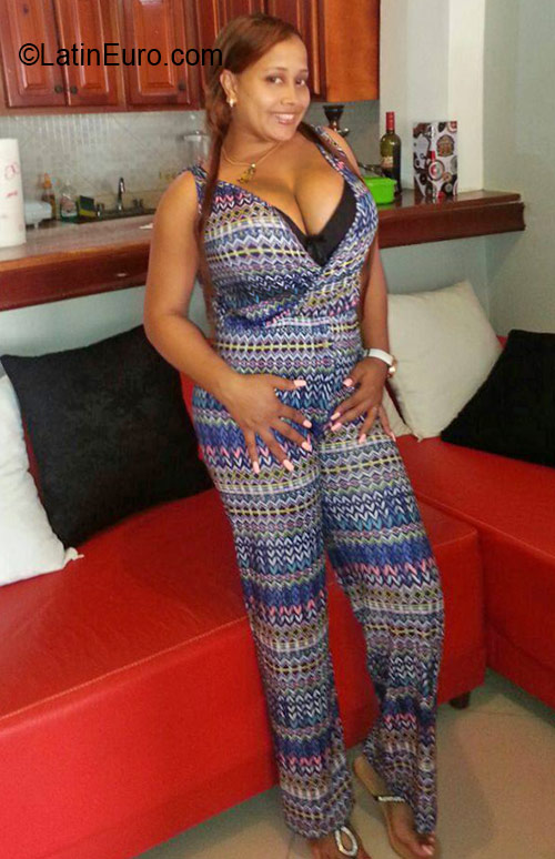 Date this athletic Dominican Republic girl Carmen from Santo Domingo DO26221
