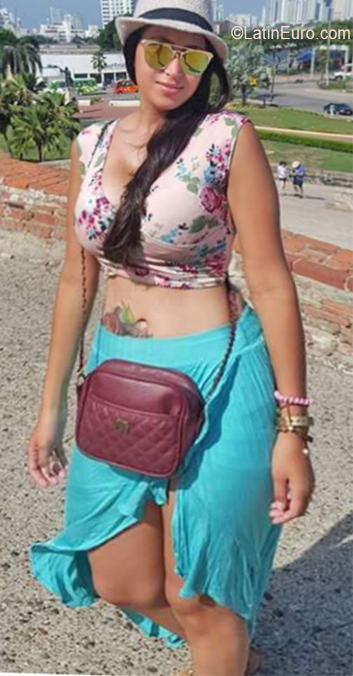 Date this pretty Colombia girl Veronica from Ibaque CO19427
