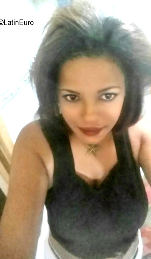 Date this beautiful Dominican Republic girl Yomaira from Cotui DO26479