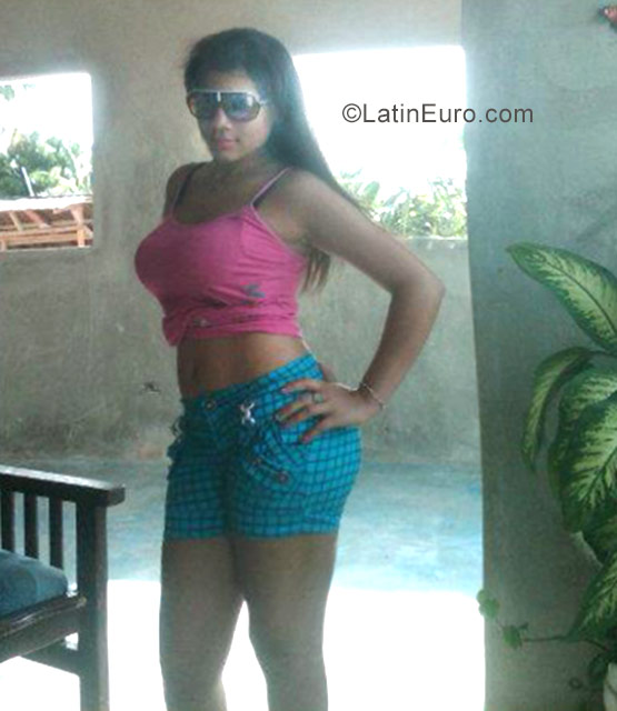 Date this foxy Dominican Republic girl Corima from Higuey DO26872