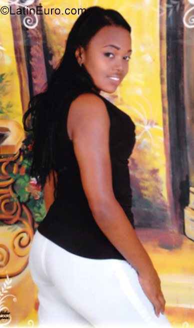 Date this nice looking Dominican Republic girl Heidy from San Pedro De Macoris DO26967