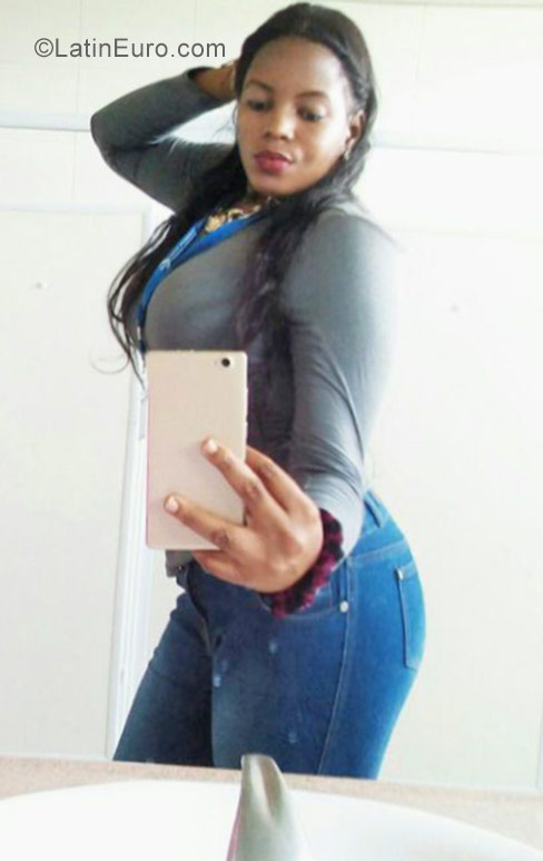 Date this foxy Dominican Republic girl Hiyya from Santo Domingo DO27106