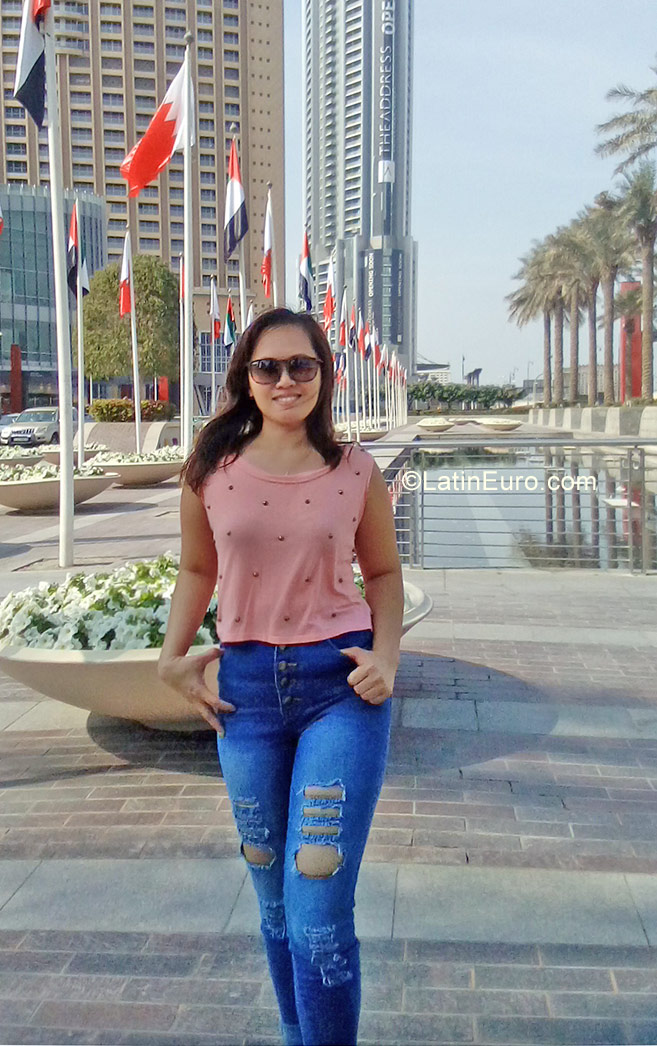 Date this happy United Arab Emirates girl Cristy from Dubai AE52