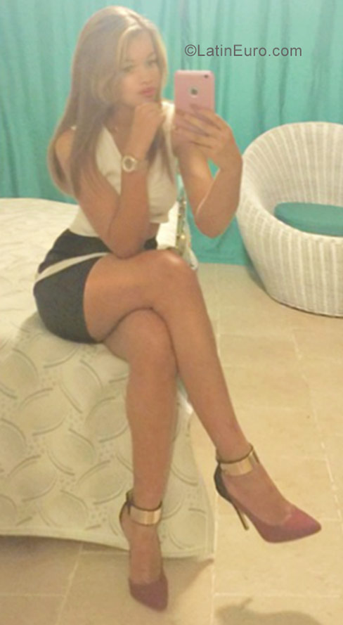 Date this sultry Dominican Republic girl Fernanda from Santo Domingo DO27477