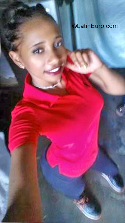 Date this foxy Dominican Republic girl Sol Joelina from Santo Domingo DO28027