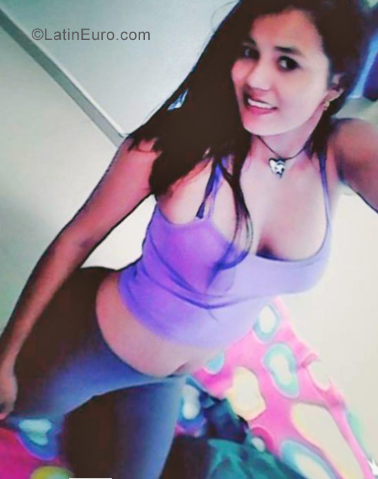 Date this happy Colombia girl Diana from Armenia CO21135