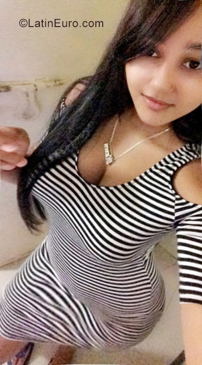 Date this young Dominican Republic girl Karen from Santo Domingo DO28527