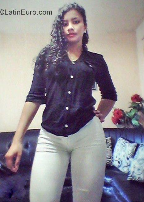 Date this young Colombia girl Daniela from Medellin CO21384