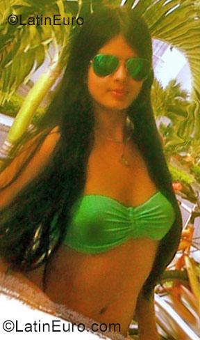 Date this attractive Colombia girl Michelle from Pereira CO21412