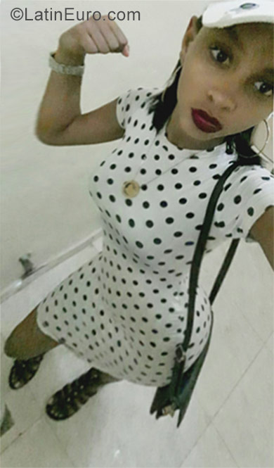 Date this nice looking Dominican Republic girl Winifer from Santiago DO29389
