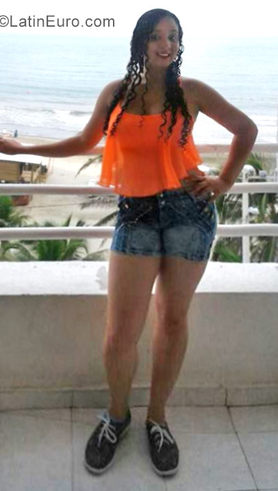 Date this nice looking Colombia girl Monica from Cali CO21908