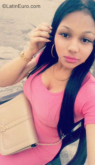 Date this athletic Dominican Republic girl Marlin from Santo Domingo DO29699