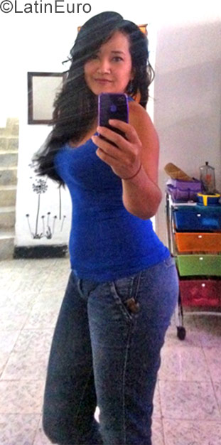 Date this happy Colombia girl Priscila from Cali CO22063