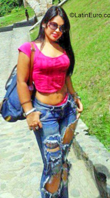 Date this good-looking Colombia girl Mauren from Guacari CO22196