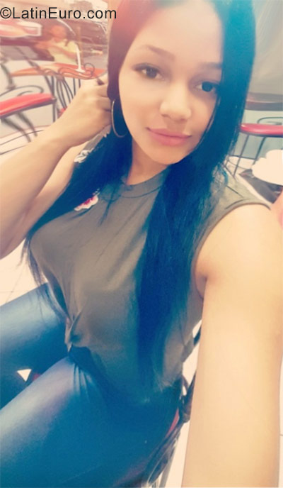 Date this nice looking Dominican Republic girl Andrea from Santo Domingo DO30083