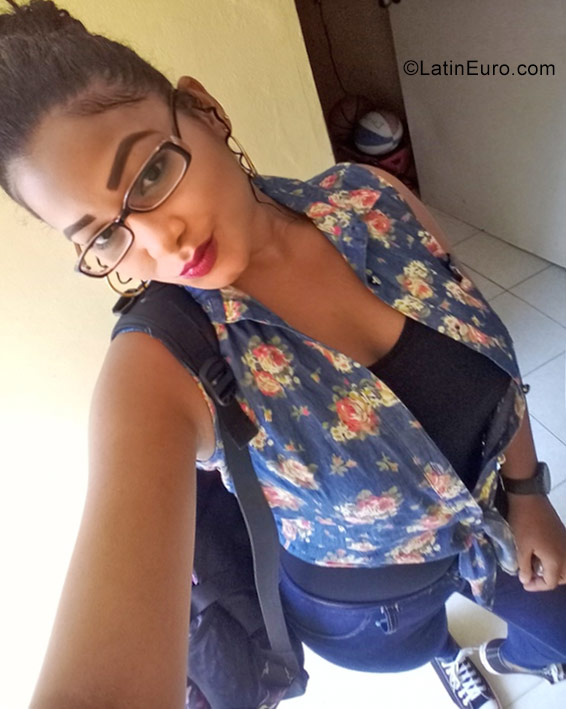 Date this athletic Dominican Republic girl Roxanna from Santo Domingo DO30423