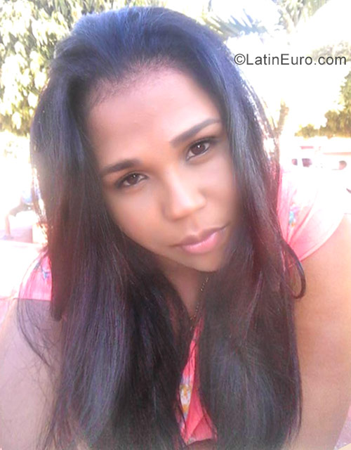 Date this attractive Dominican Republic girl Mia from Santo Domingo DO30710