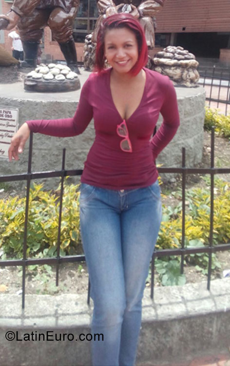 Date this attractive Colombia girl Maria from Bogota CO22963