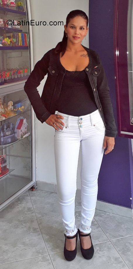 Date this charming Colombia girl Nanis from Bogota CO23050