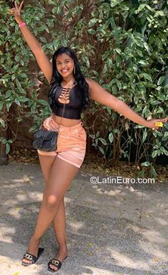 Date this cute Colombia girl Johana from Cartagena CO31742