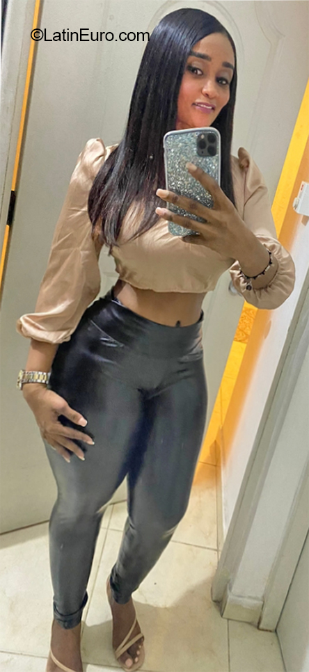 Date this charming Dominican Republic girl Yahaira from Santo Domingo DO40939