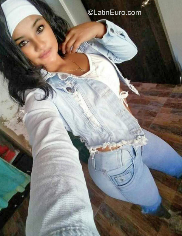 Date this exotic Colombia girl Angie from Bogota CO32102