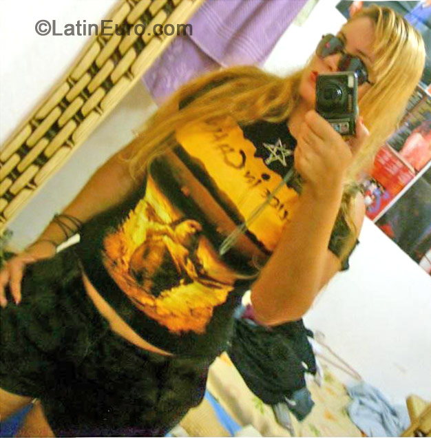 Date this nice looking Brazil girl Evelin from Curitiba B-151