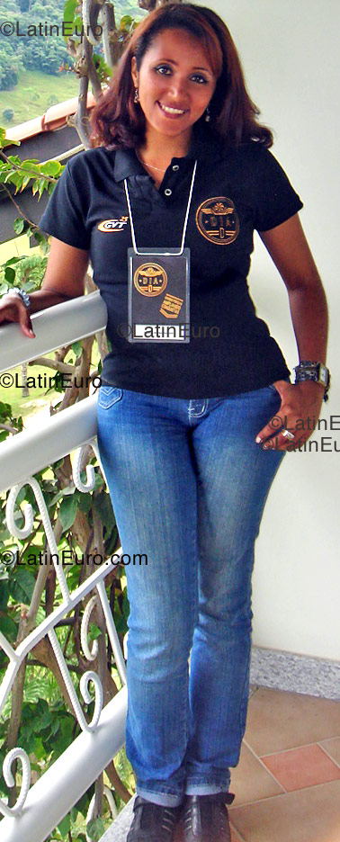 Date this foxy Brazil girl Fabiola from Campo Magro B1221