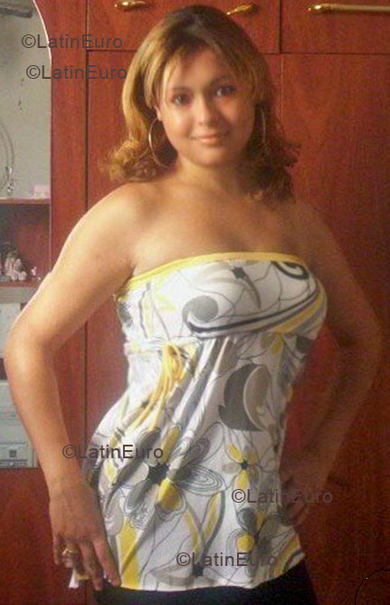 Date this hard body Brazil girl Ana from Americana B1359