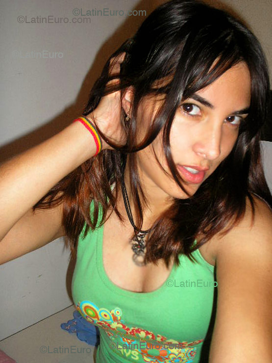 Date this funny Brazil girl Vanessa from Curitiba B1560