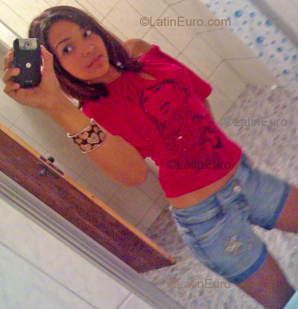 Date this attractive Brazil girl Carina from Guaruja B1837