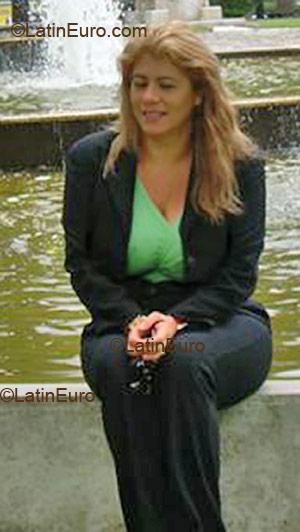 Date this nice looking Brazil girl Mara from Goiania B1864