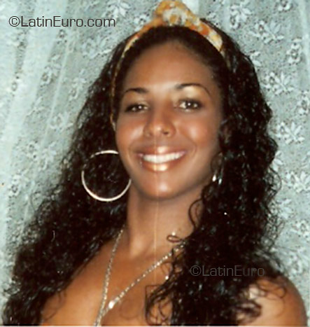 Date this stunning Brazil girl Vald from Salvador B1911