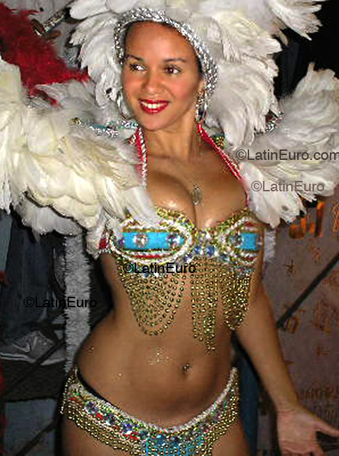 Date this nice looking Brazil girl Fernanda from Rio de Janeiro B2129