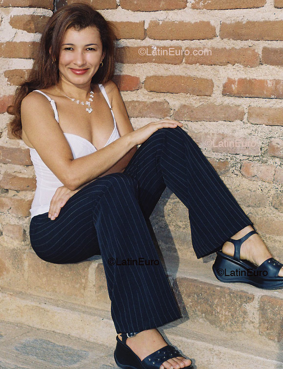 Date this voluptuous Brazil girl Maria from  B753