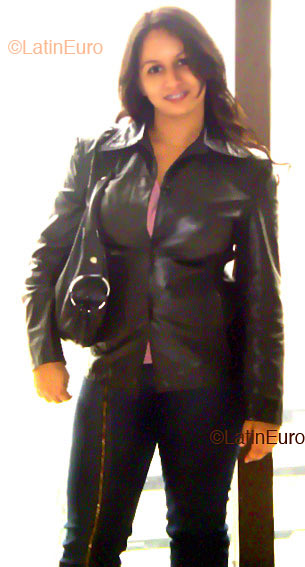 Date this athletic Brazil girl Viviane from Goiania B2432