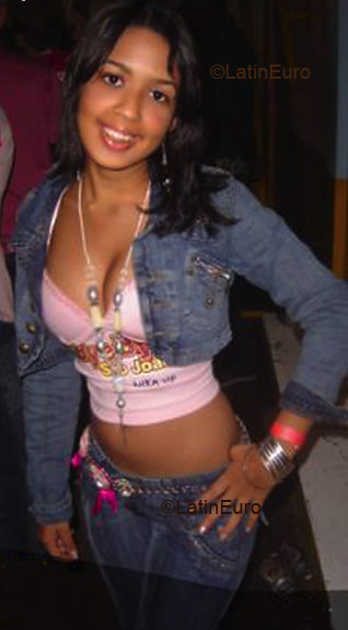 Date this nice looking Brazil girl Kelly from Salvador  B2474