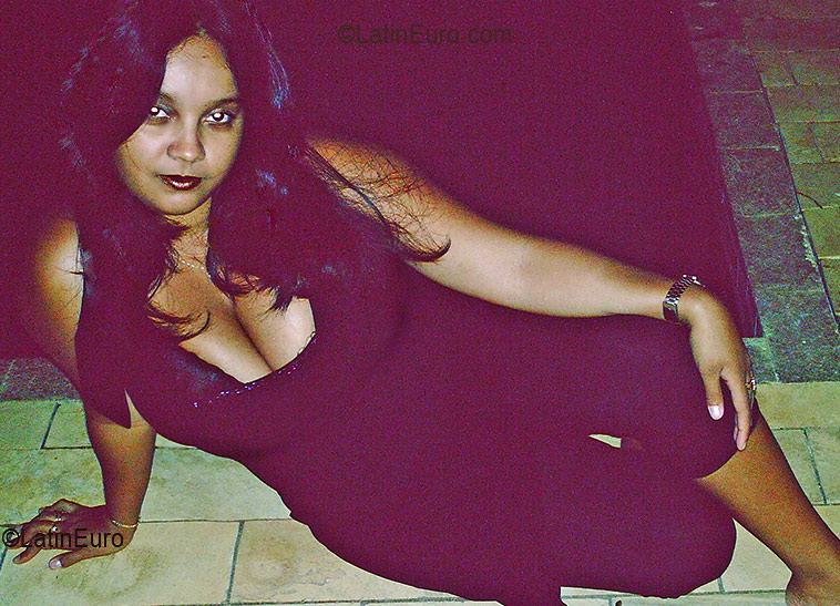 Date this voluptuous Brazil girl Vania from GOVERNADOR VALADARES B2696