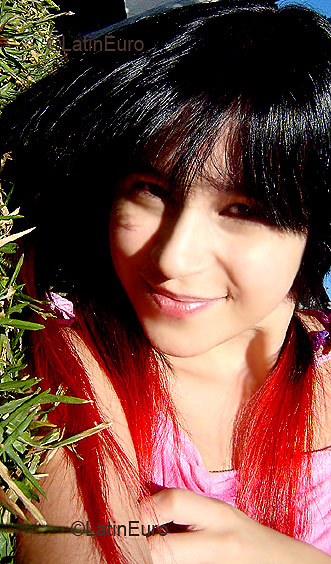 Date this happy Brazil girl Flavia from CURITIBA B2787