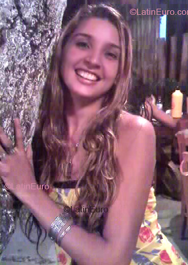 Date this attractive Brazil girl Cleyde from SALVADOR B3061