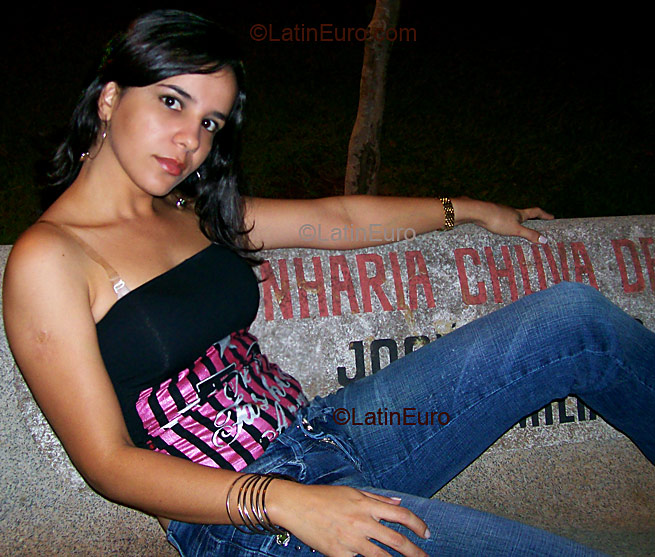 Date this foxy Brazil girl Rafaella from GOIANIA B3235