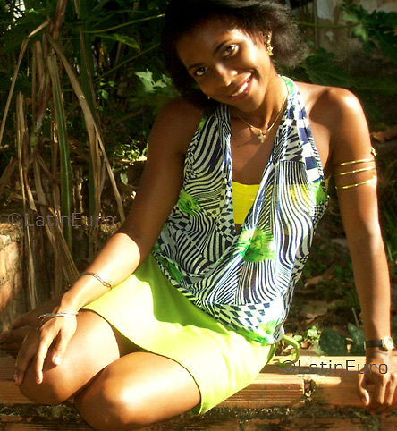 Date this attractive Brazil girl Elyana from SALVADOR B2351